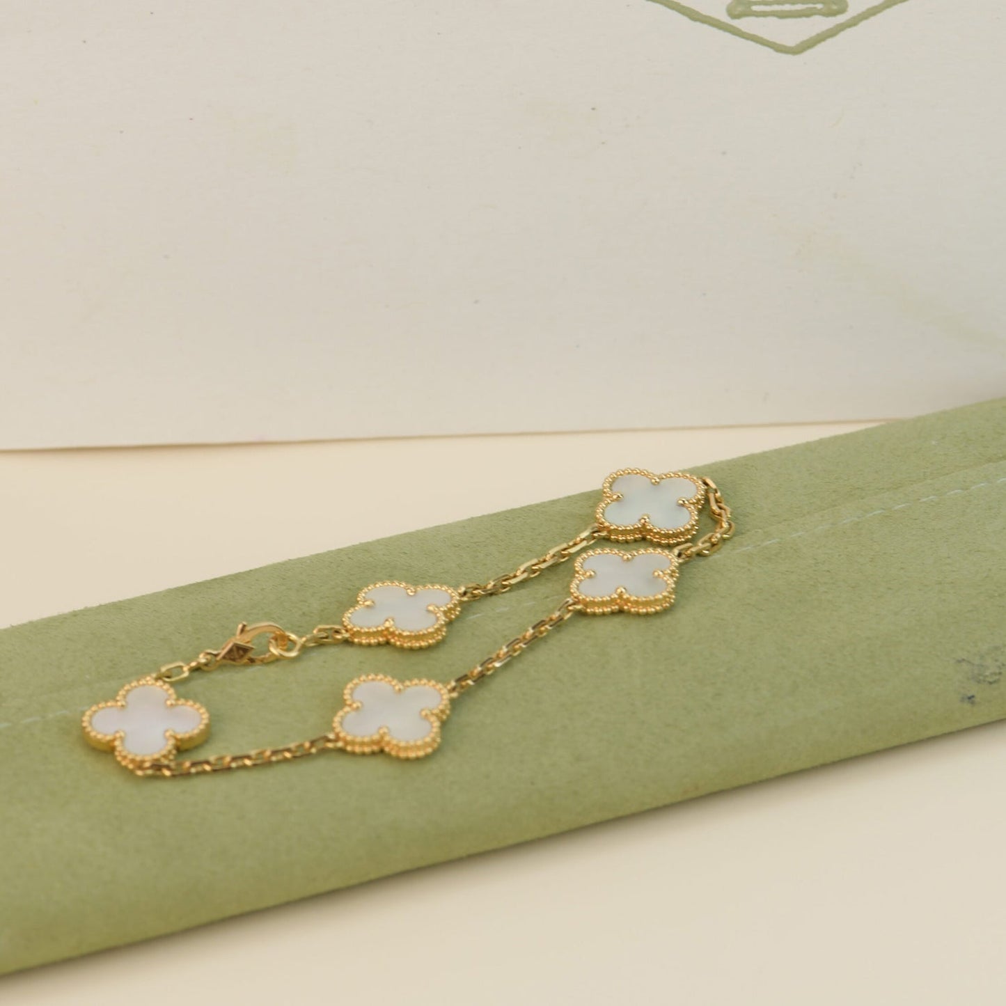 [Bijoux de luxe] Bracelet en nacre blanche à 5 motifs de trèfle 