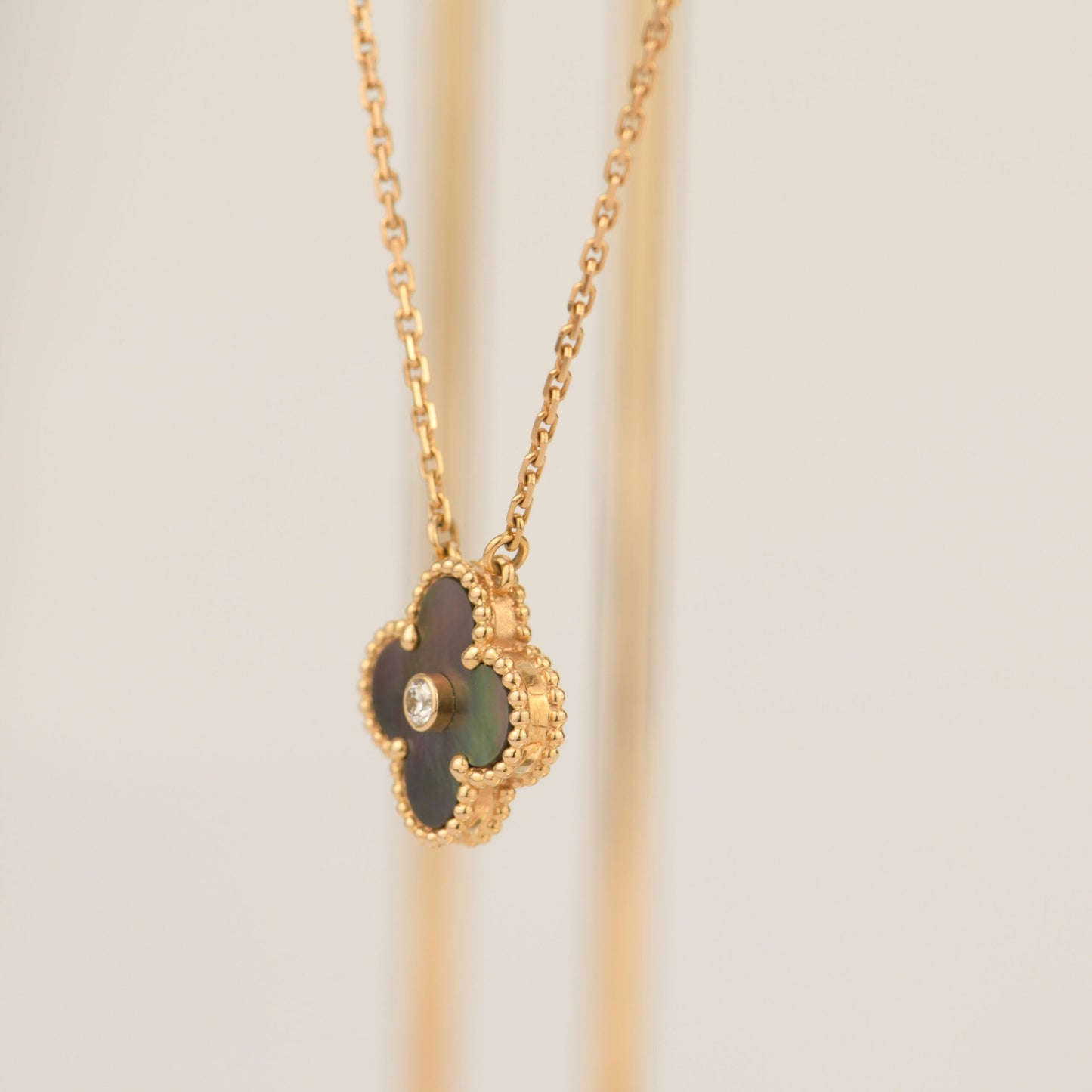 [Bijoux de luxe] Collier Clover 15 mm en diamants et nacre grise