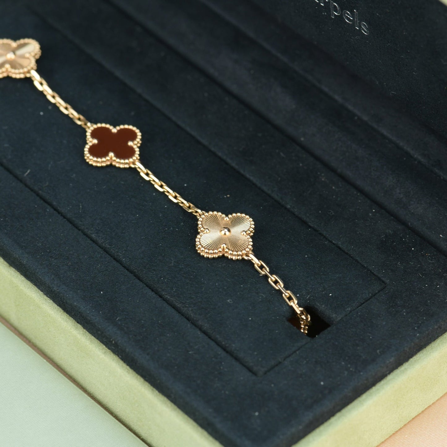 [Bijoux de luxe] BRACELET EN OR CORNALINE 5 MOTIFS TRÈFLE 