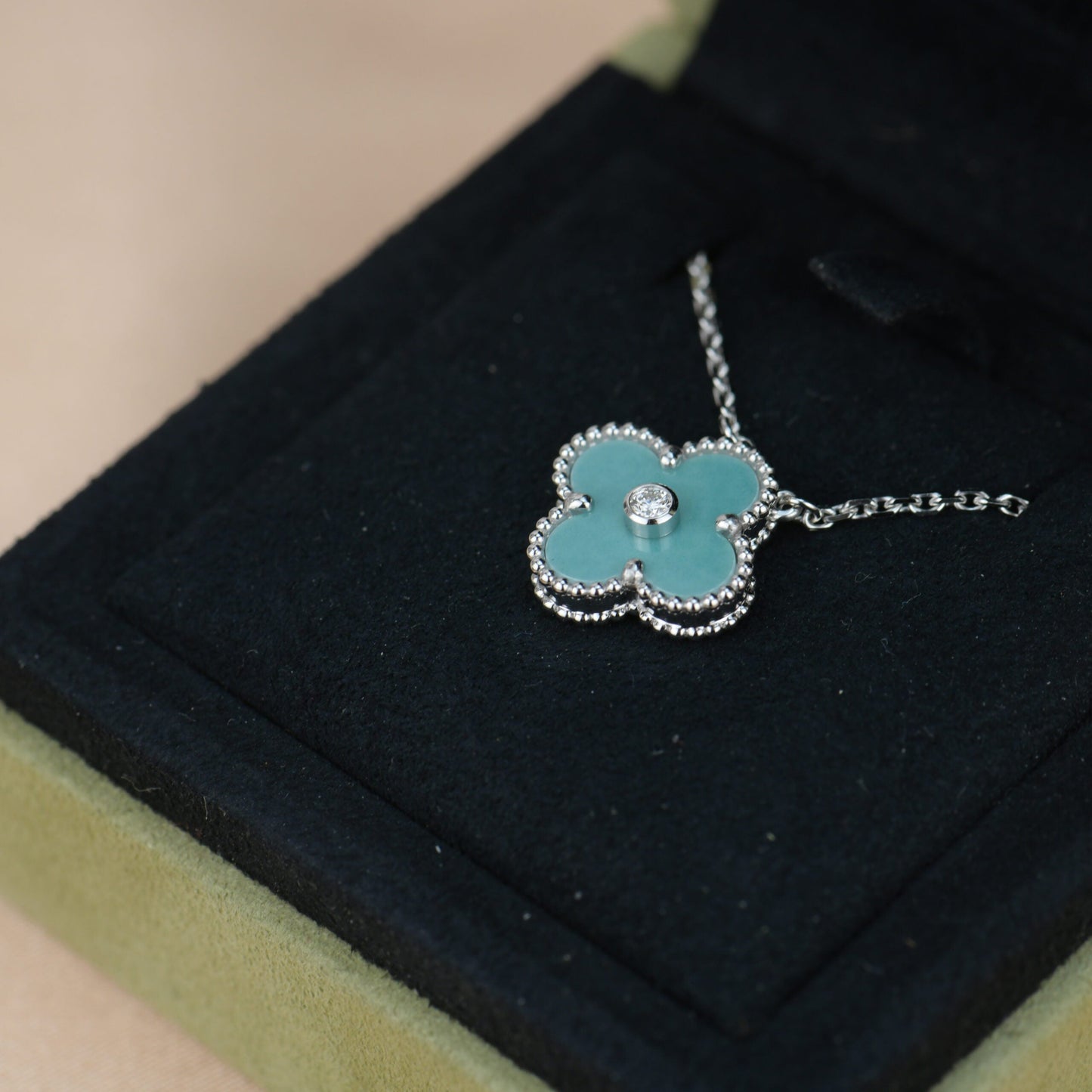 [Bijoux de luxe] Collier en porcelaine argentée avec diamants et trèfle de 15 mm