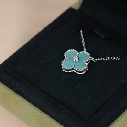 [Bijoux de luxe] Collier en porcelaine argentée avec diamants et trèfle de 15 mm