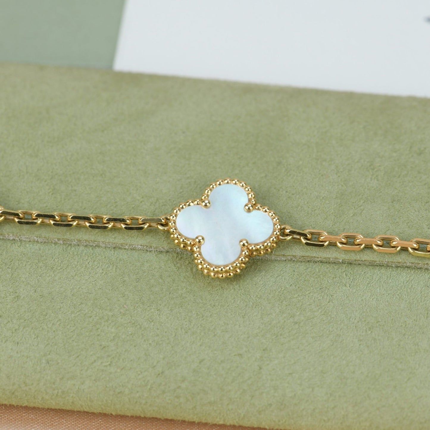 [Bijoux de luxe] Bracelet en nacre blanche à 5 motifs de trèfle 