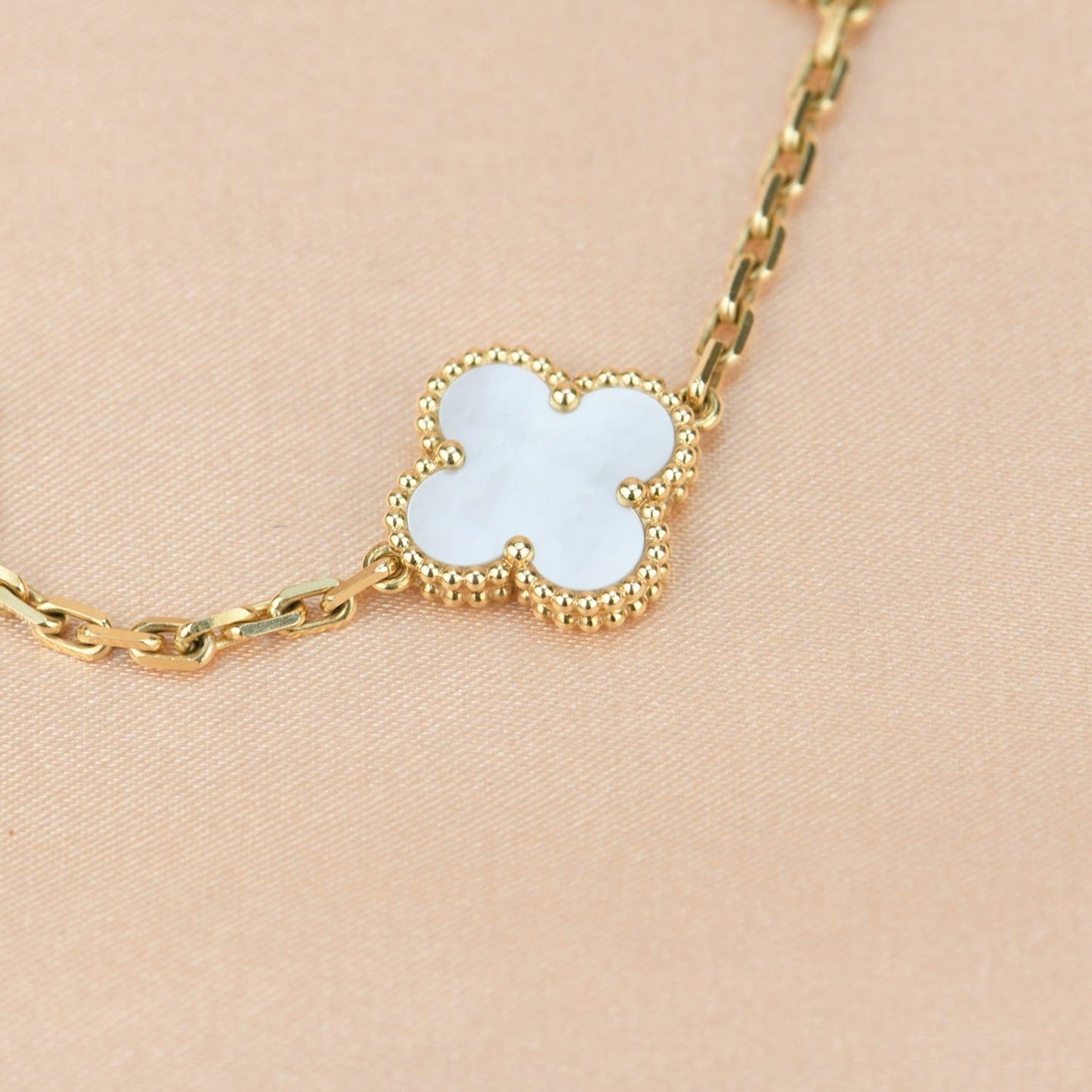 [Bijoux de luxe] Bracelet en nacre blanche à 5 motifs de trèfle 