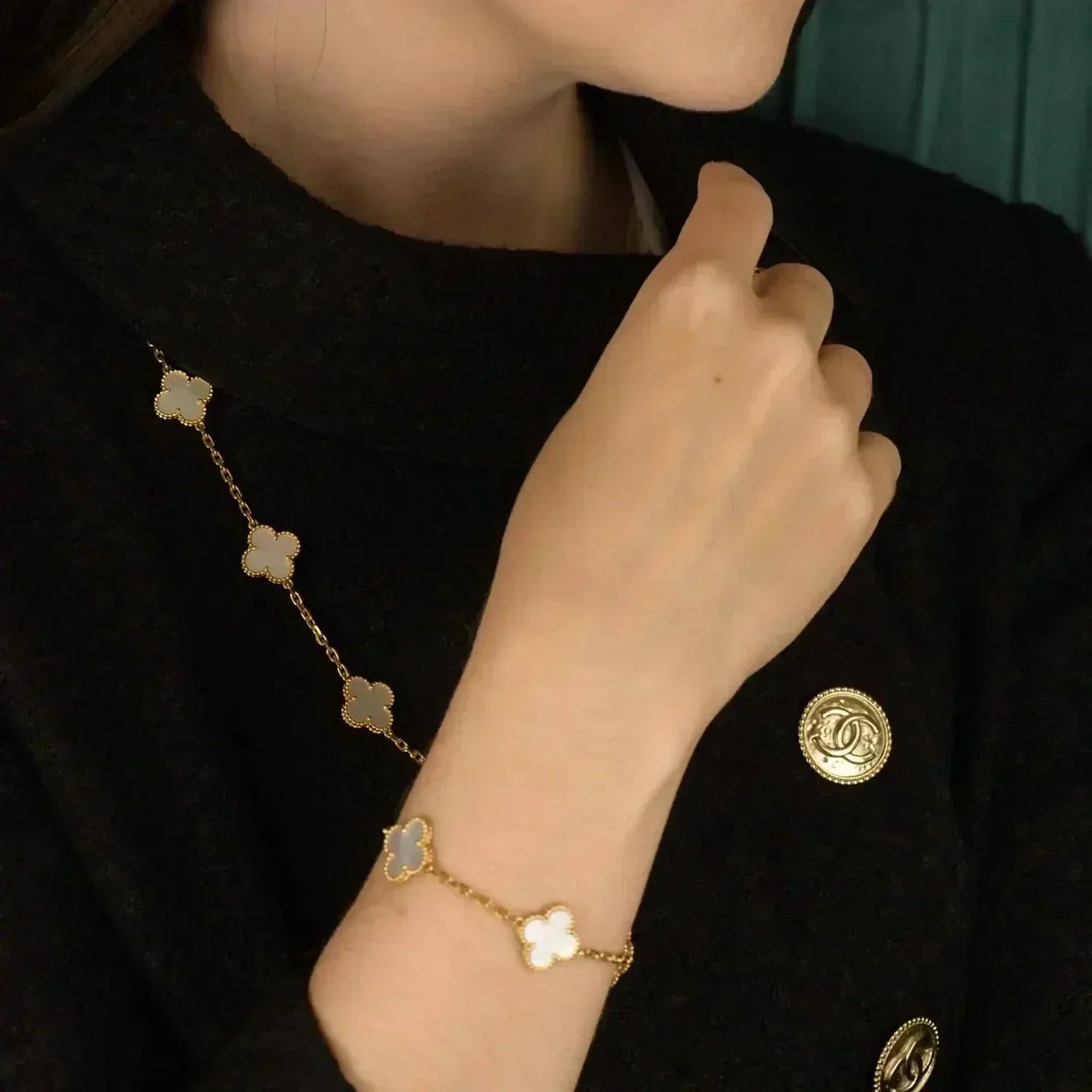 [Bijoux de luxe] Bracelet en nacre blanche à 5 motifs de trèfle 