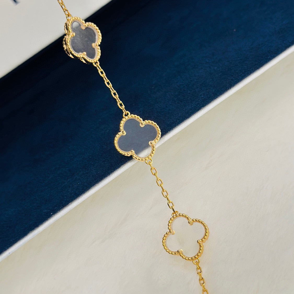 [Bijoux de luxe] Bracelet en or rose avec cristaux de roche et 5 motifs de trèfle