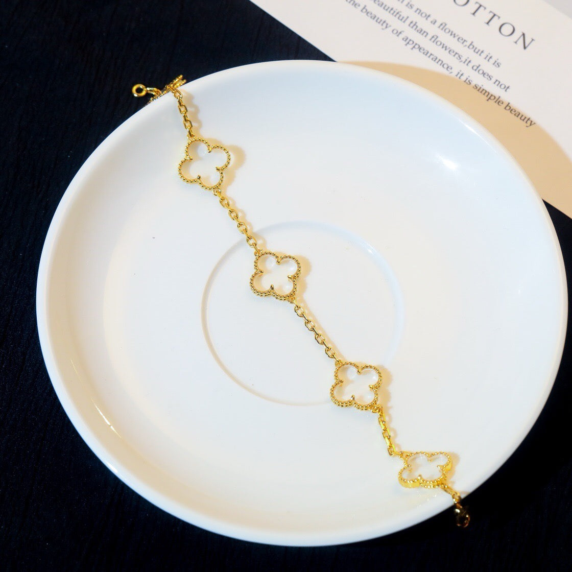 [Bijoux de luxe] Bracelet en or rose avec cristaux de roche et 5 motifs de trèfle