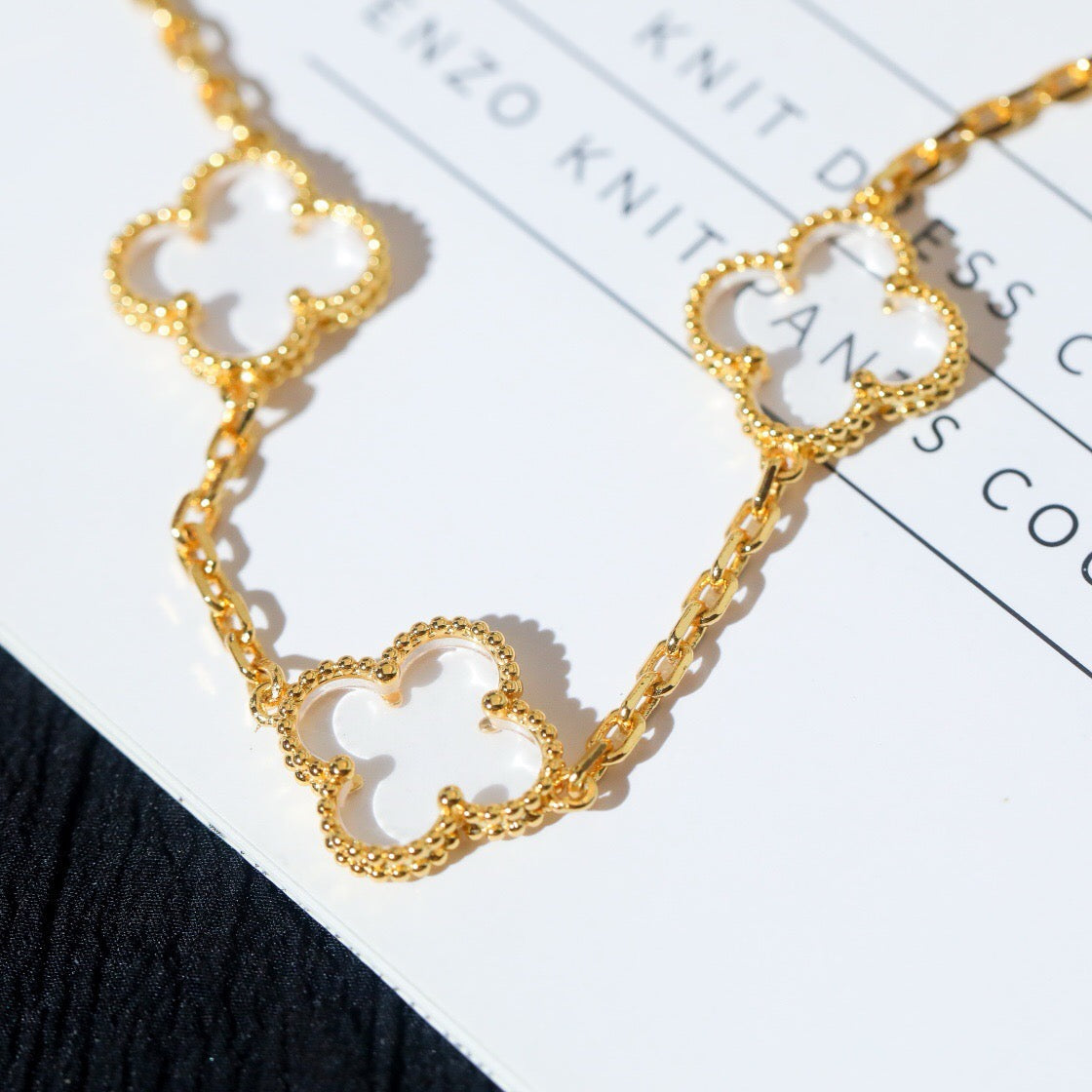 [Bijoux de luxe] Bracelet en or rose avec cristaux de roche et 5 motifs de trèfle