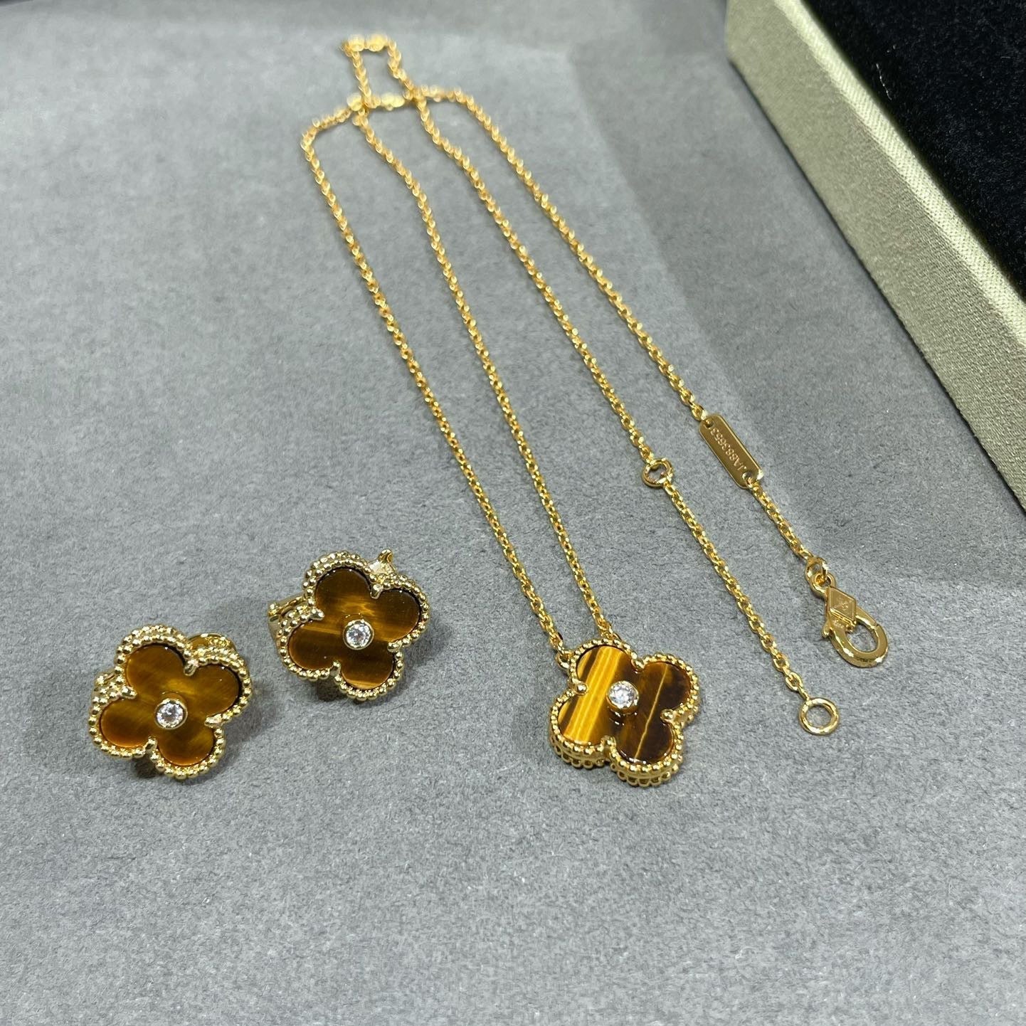 [Bijoux de luxe] Collier CLOVER 15 MM DIAMANT ET AGATE ŒIL DE TIGRE JAUNE