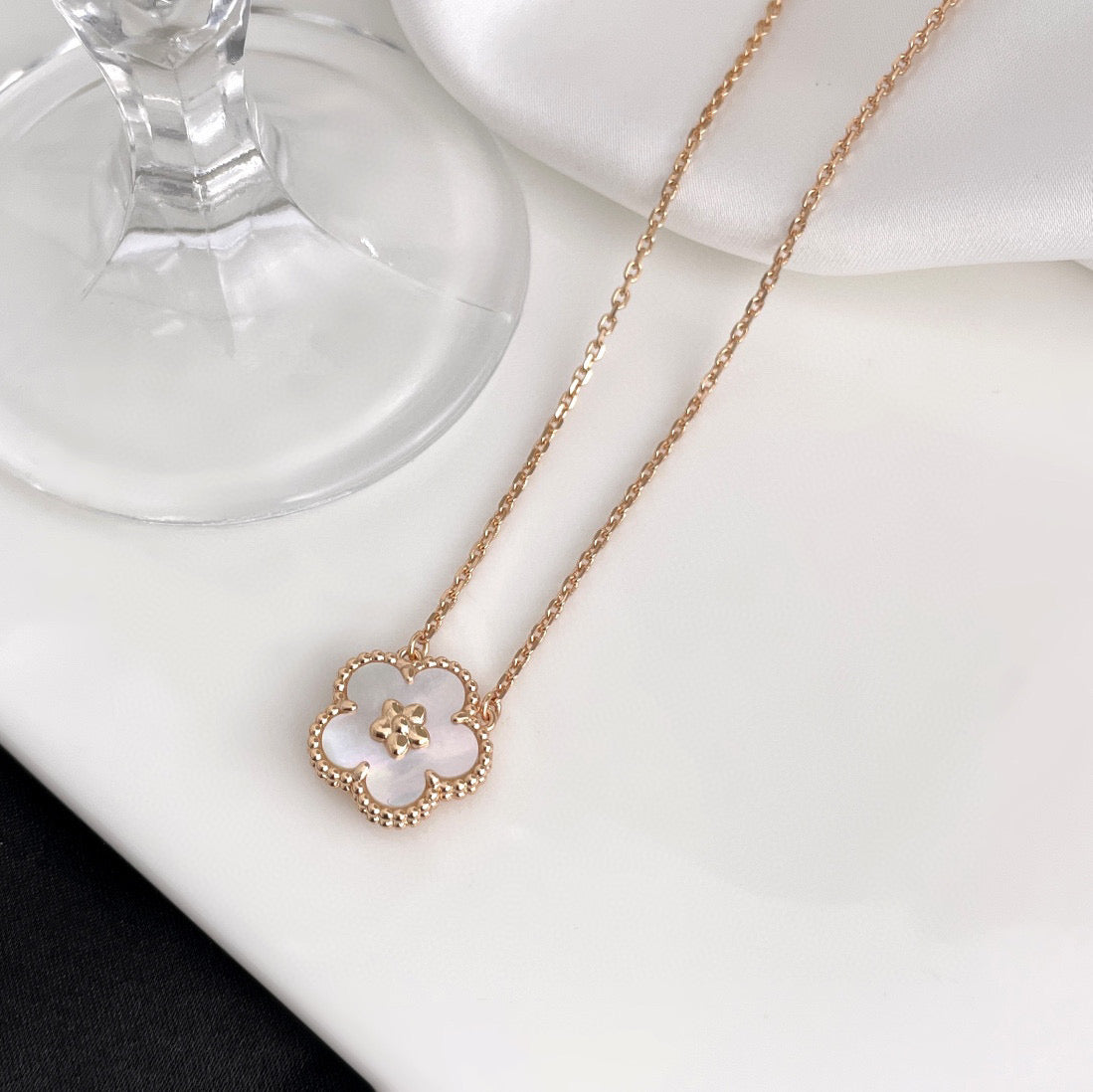 [Luxe Jewelry]LUCKY  WHITE MOP  PLUM BLOSSOM NECKLACE