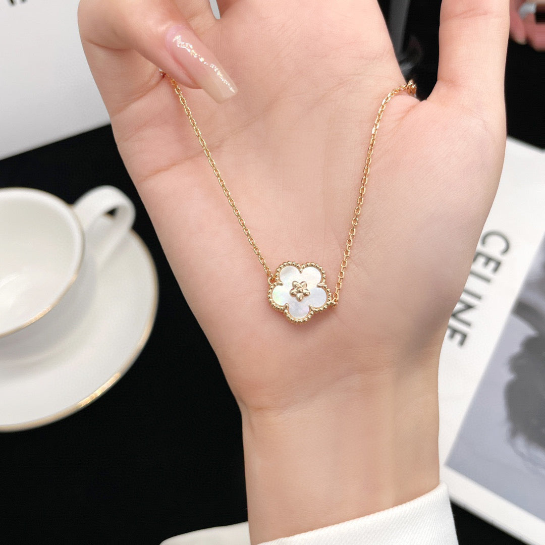 [Luxe Jewelry]LUCKY  WHITE MOP  PLUM BLOSSOM NECKLACE
