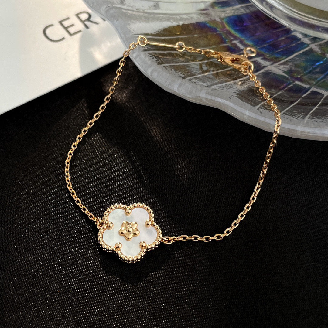 [Bijoux de luxe] Bracelet porte-bonheur en nacre blanche et fleur de prunier