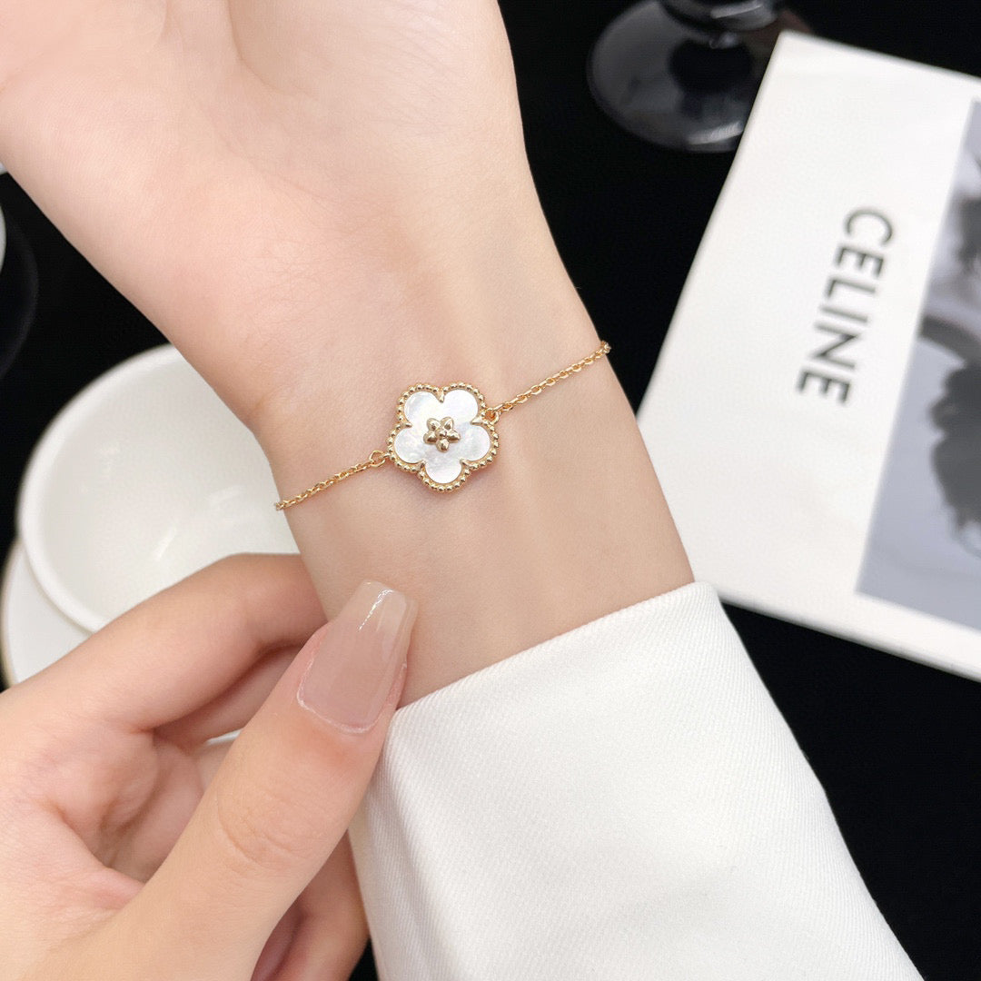 [Bijoux de luxe] Bracelet porte-bonheur en nacre blanche et fleur de prunier