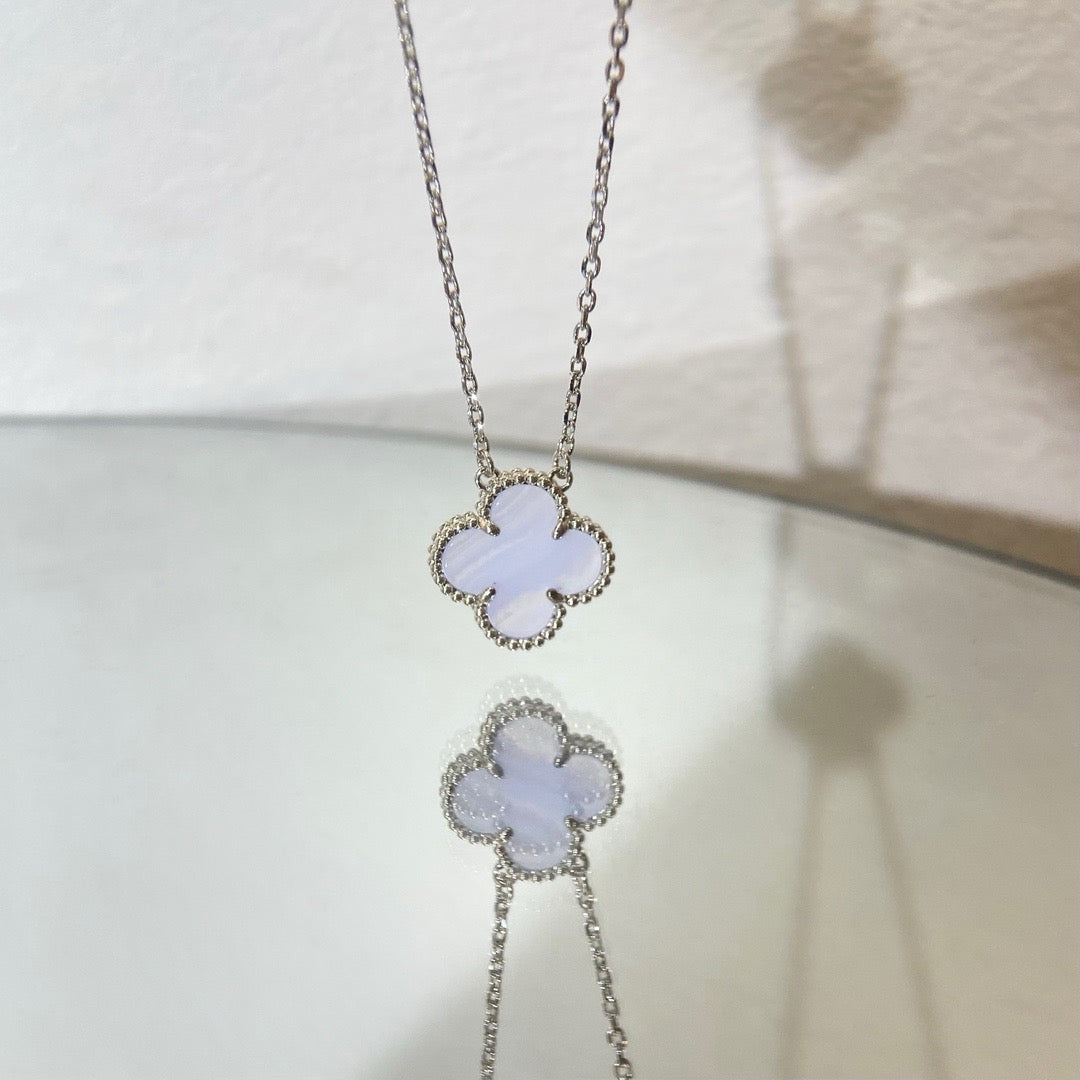 [Bijoux de luxe] Collier en calcédoine bleue Clover 15 mm en argent