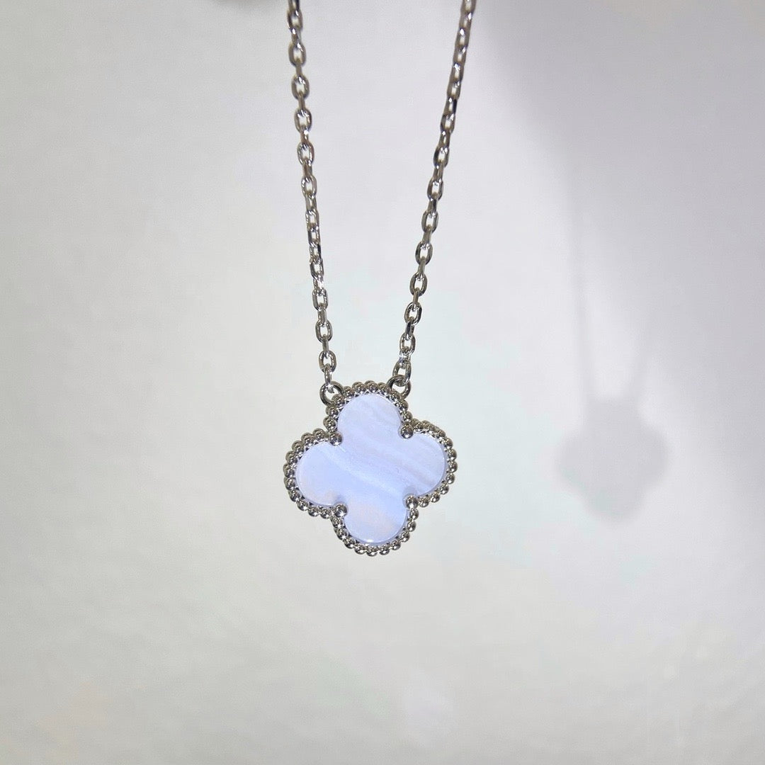 [Bijoux de luxe] Collier en calcédoine bleue Clover 15 mm en argent