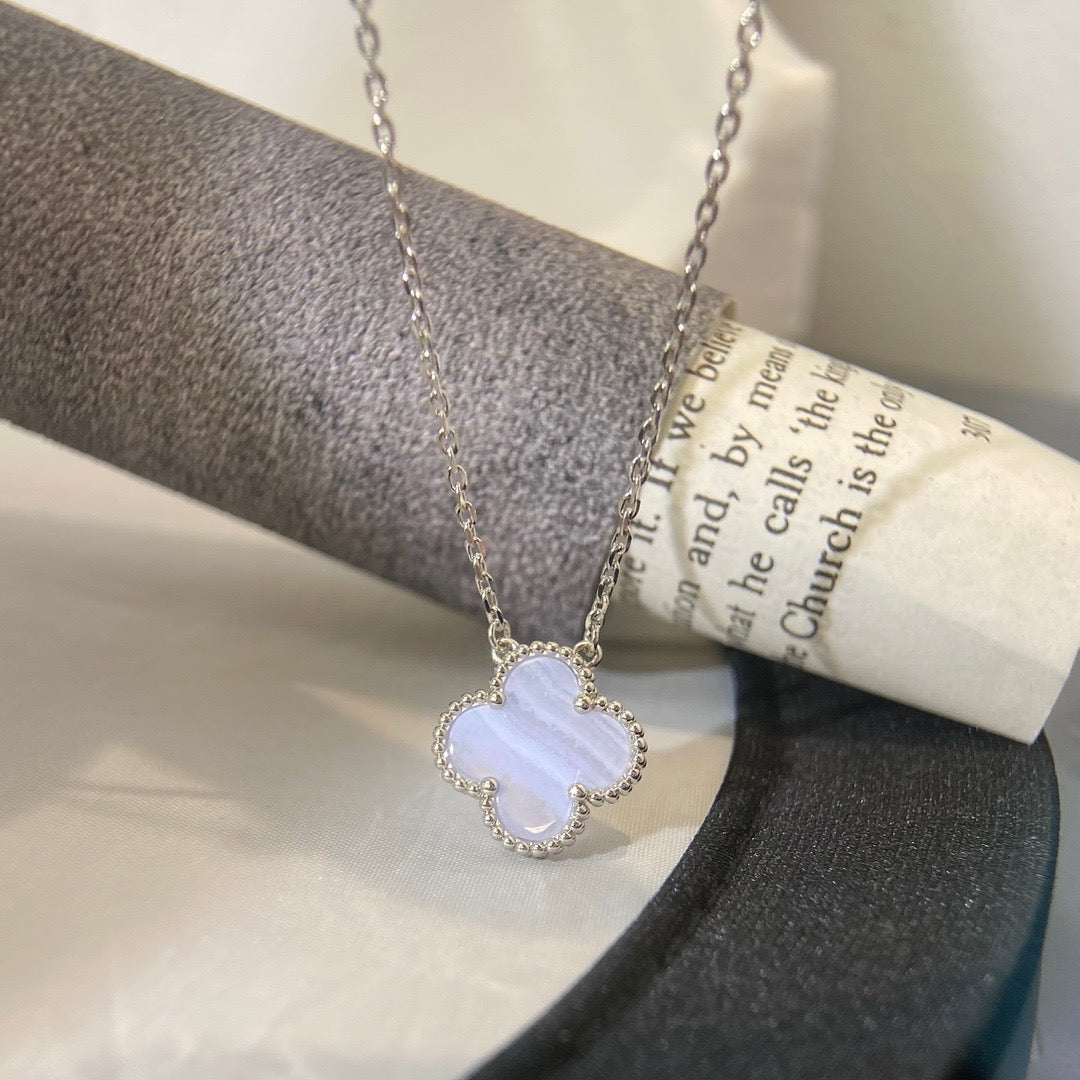 [Bijoux de luxe] Collier en calcédoine bleue Clover 15 mm en argent
