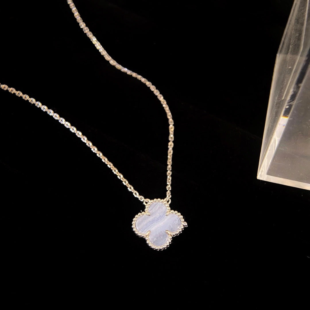 [Bijoux de luxe] Collier en calcédoine bleue Clover 15 mm en argent