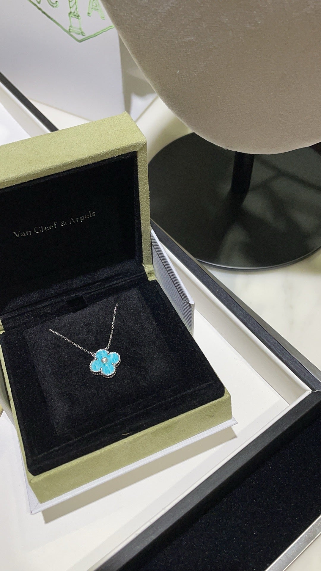 [Bijoux de luxe] Collier en porcelaine argentée avec diamants et trèfle de 15 mm