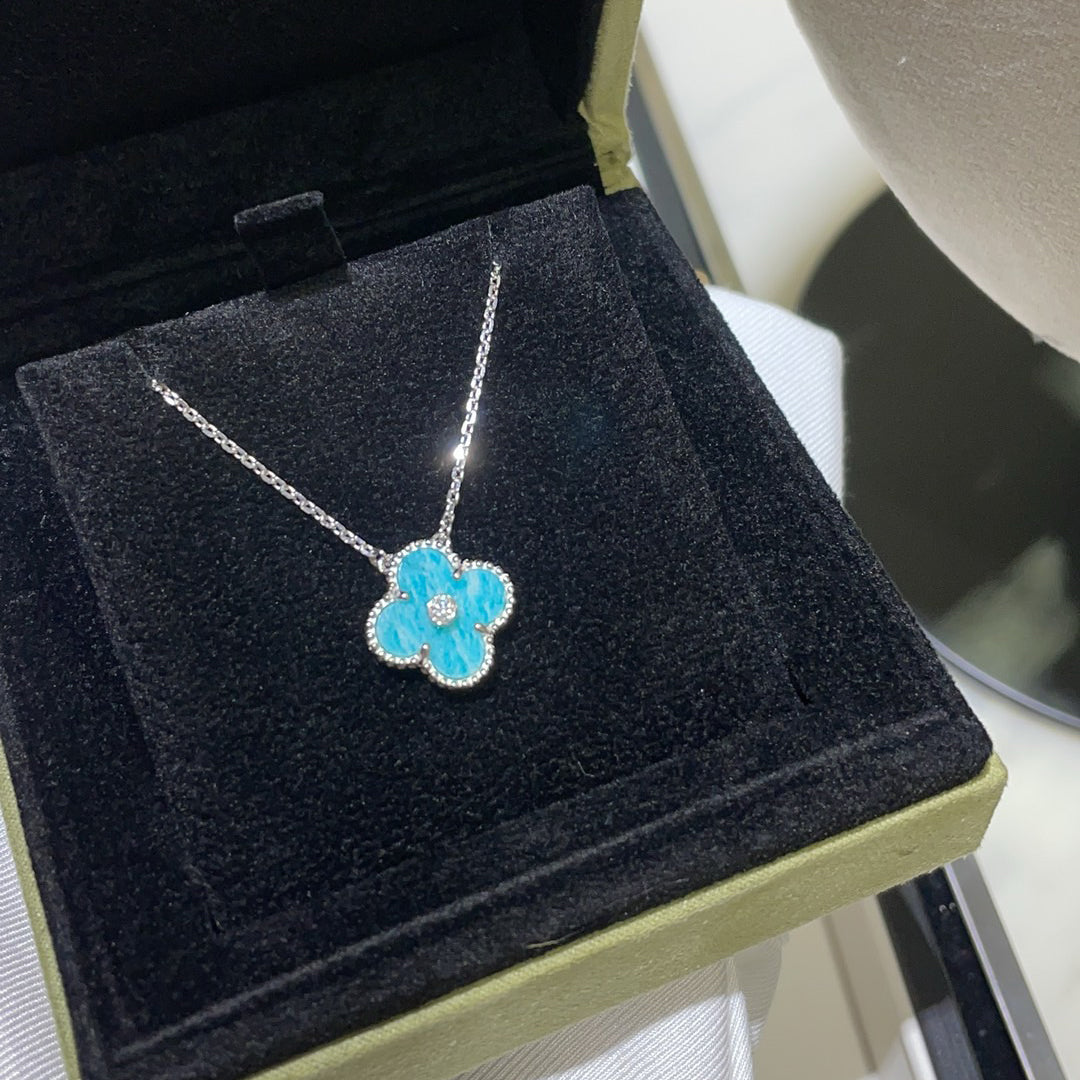 [Bijoux de luxe] Collier en porcelaine argentée avec diamants et trèfle de 15 mm