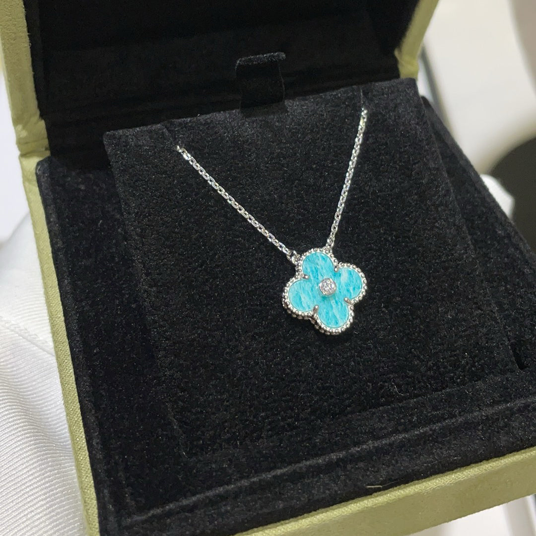 [Bijoux de luxe] Collier en porcelaine argentée avec diamants et trèfle de 15 mm