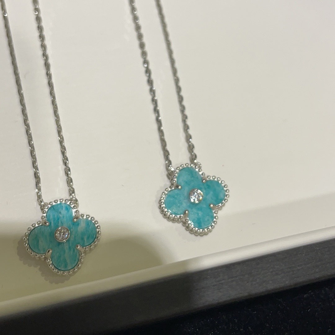 [Bijoux de luxe] Collier en porcelaine argentée avec diamants et trèfle de 15 mm