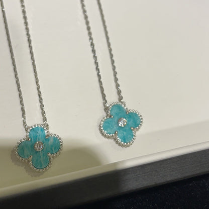 [Bijoux de luxe] Collier en porcelaine argentée avec diamants et trèfle de 15 mm