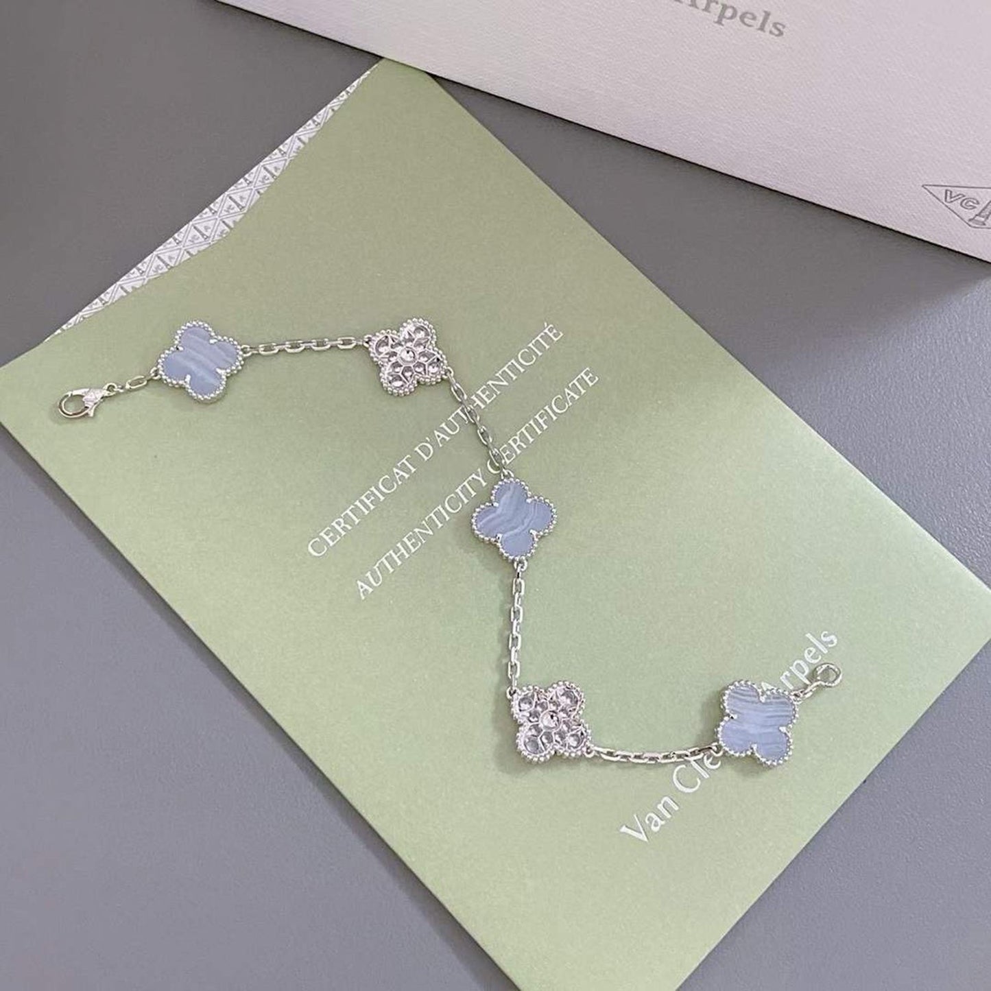 [Bijoux de luxe] Bracelet en argent avec calcédoine violette et diamants à 5 motifs 