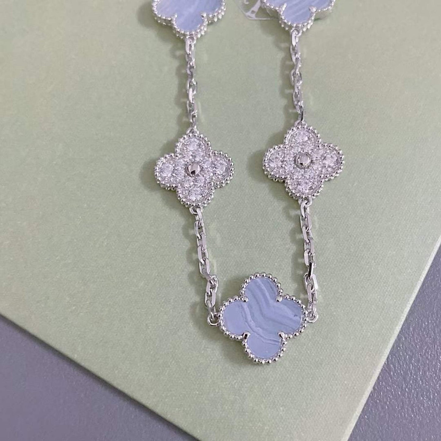 [Bijoux de luxe] Bracelet en argent avec calcédoine violette et diamants à 5 motifs 