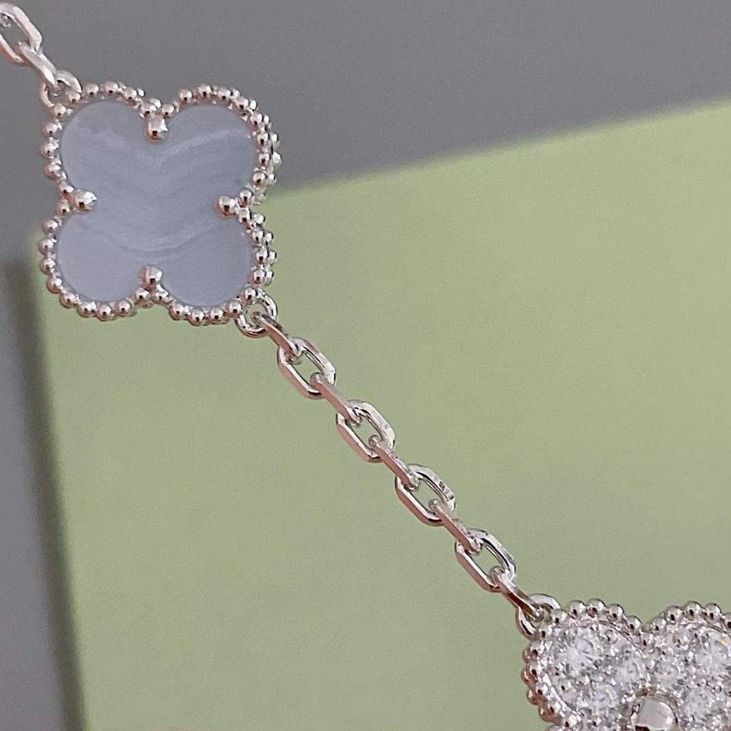 [Bijoux de luxe] Bracelet en argent avec calcédoine violette et diamants à 5 motifs 