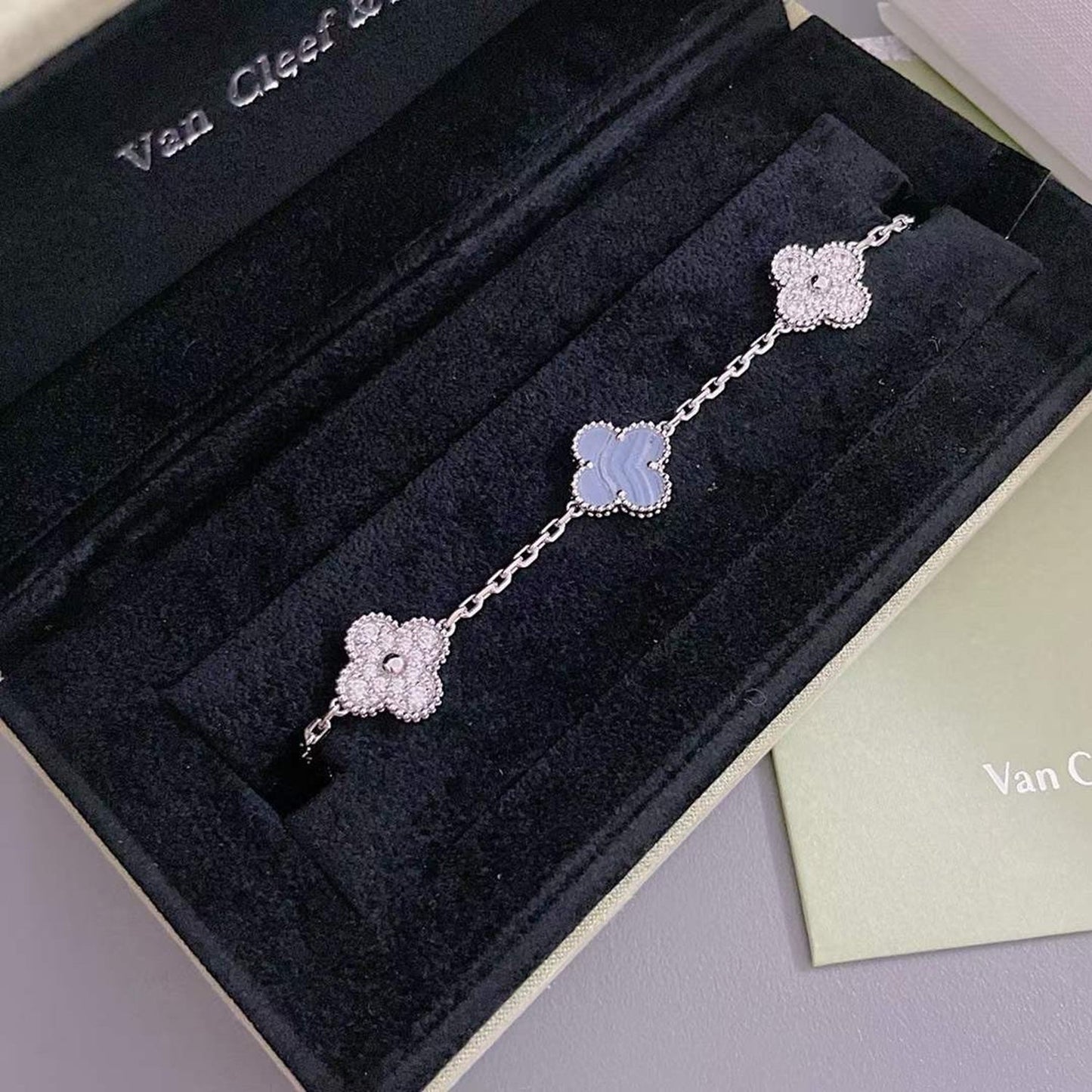 [Bijoux de luxe] Bracelet en argent avec calcédoine violette et diamants à 5 motifs 