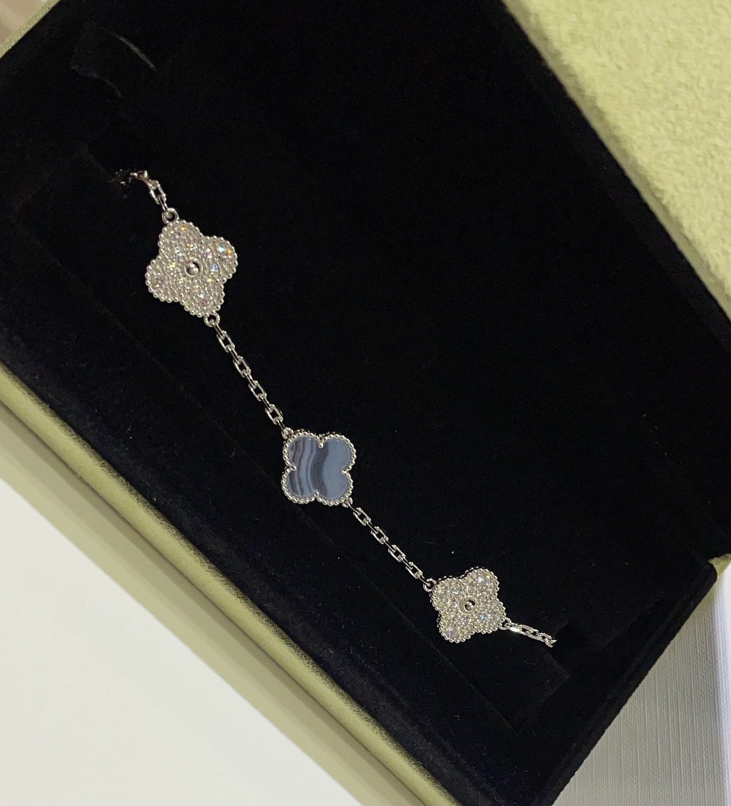 [Bijoux de luxe] Bracelet en argent avec calcédoine violette et diamants à 5 motifs 