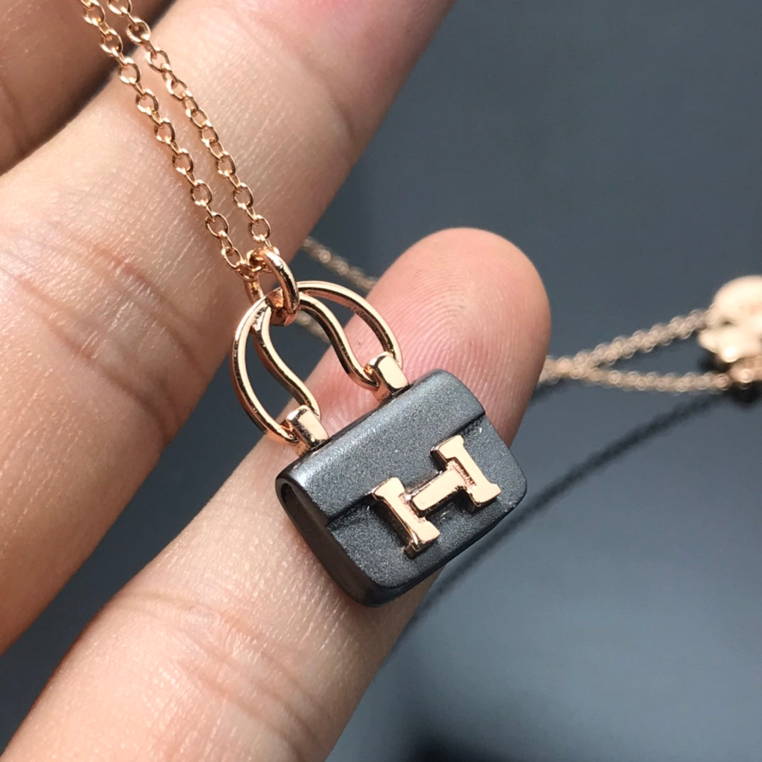 [Bijoux de luxe] Collier pendentif HM AMULETTES CONSTANCE pour femme