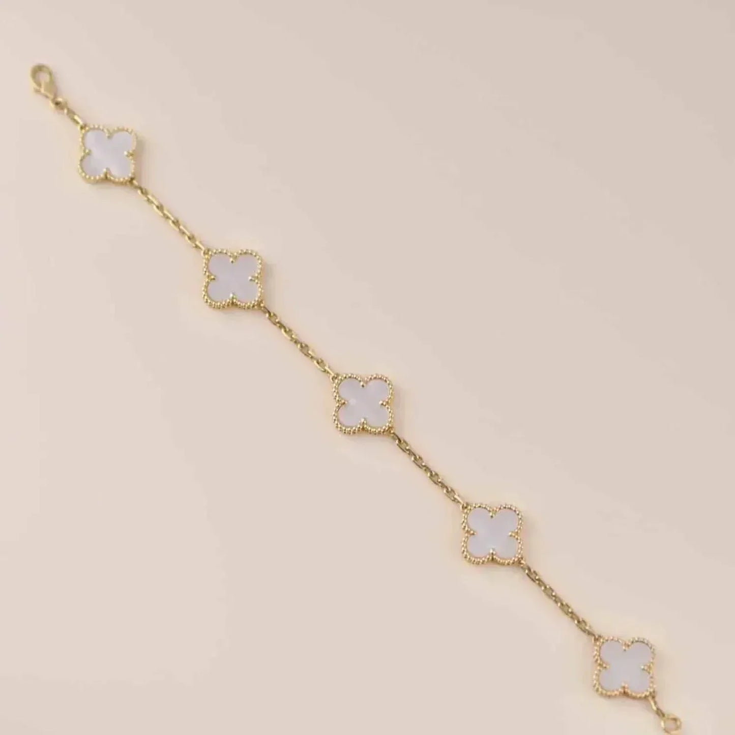 [Bijoux de luxe] Bracelet en nacre blanche à 5 motifs de trèfle 