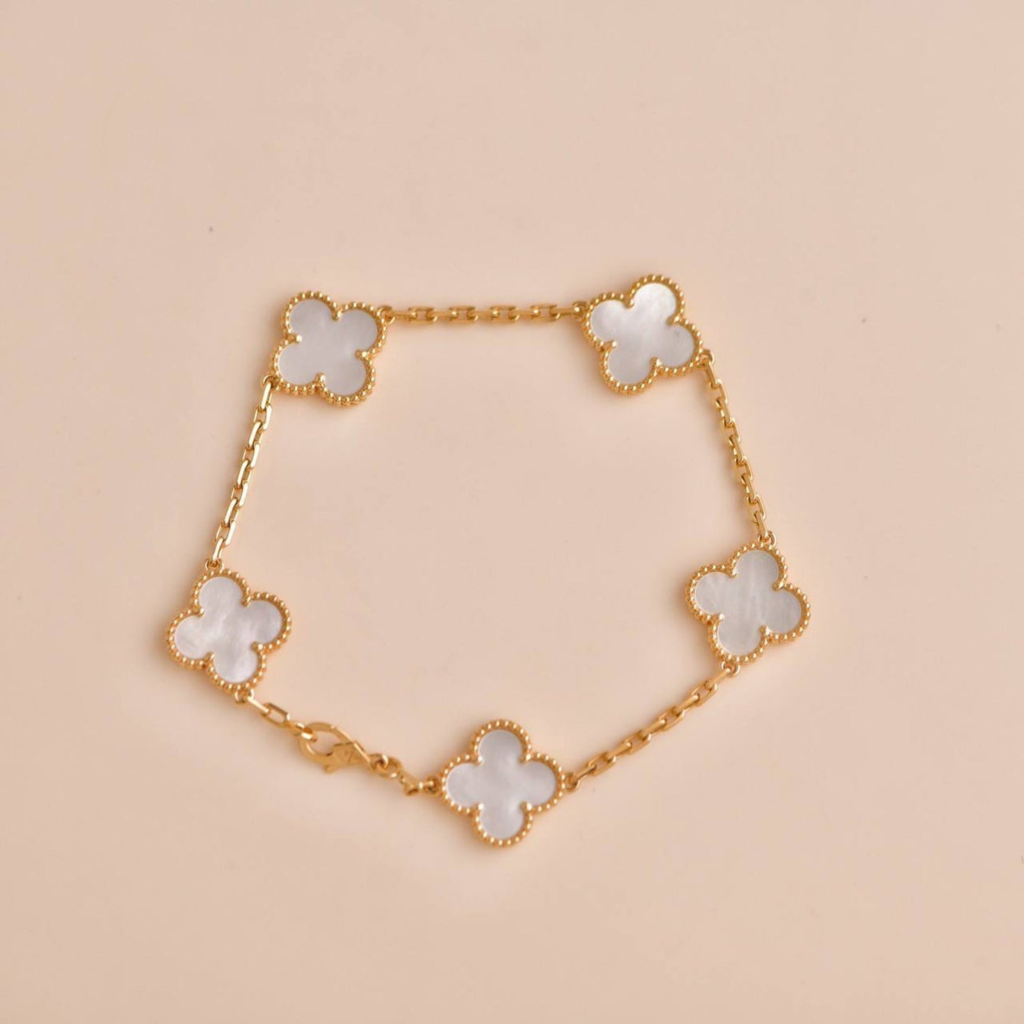 [Bijoux de luxe] Bracelet en nacre blanche à 5 motifs de trèfle 