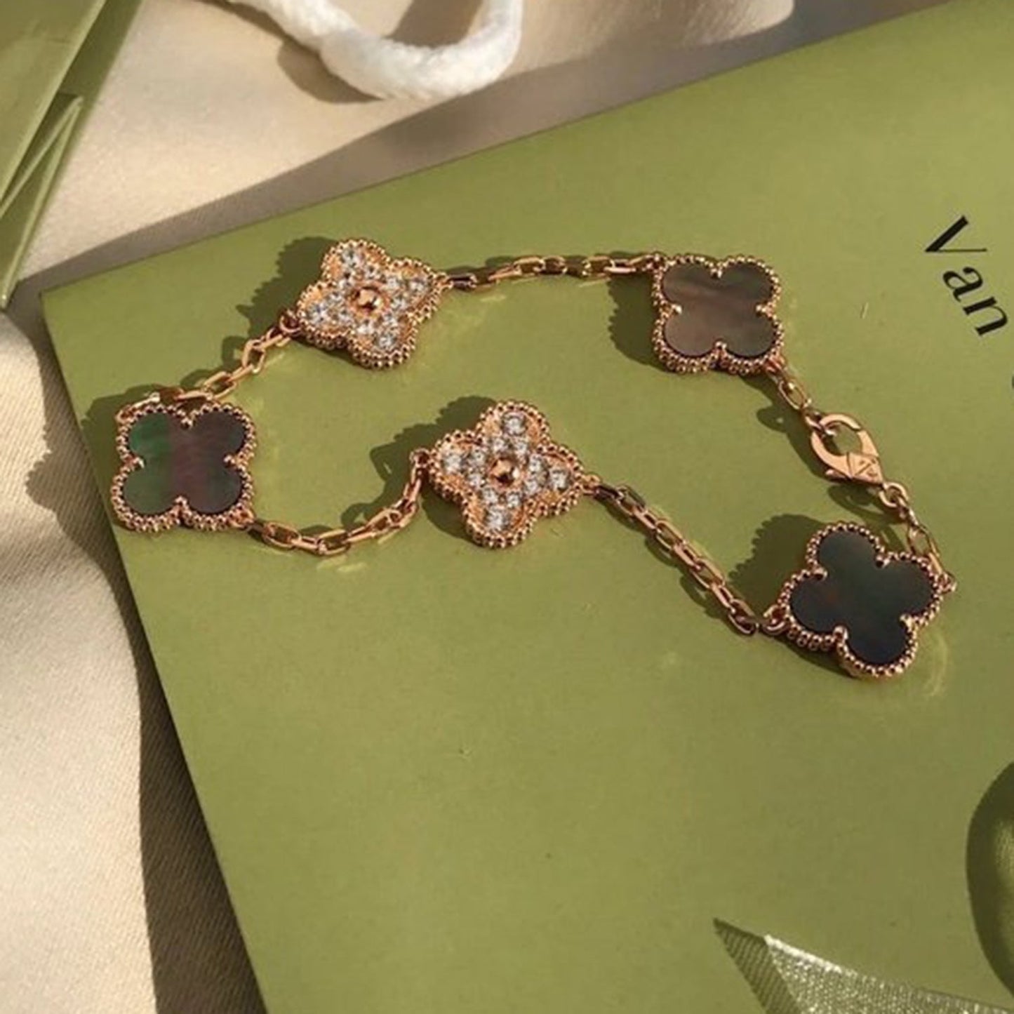 [Bijoux de luxe] Bracelet diamants gris à 5 motifs de trèfle