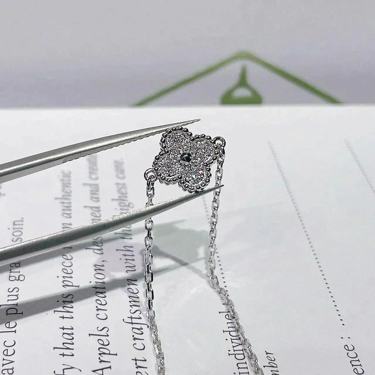 [Bijoux de luxe] Bracelet fleur unique en argent avec trèfle