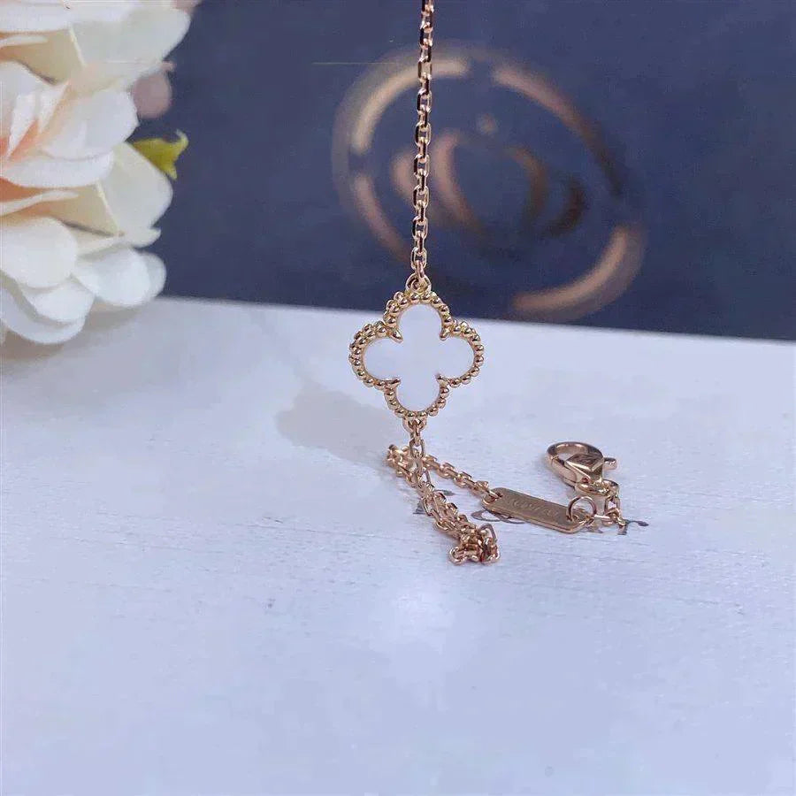 [Bijoux de luxe] Bracelet fleur unique en nacre blanche et trèfle