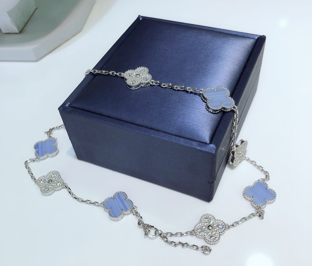 [Bijoux de luxe]CLOVERS LE COLLIER EN ARGENT À 10 MOTIFS CALCÉDOINE DIAMANTS
