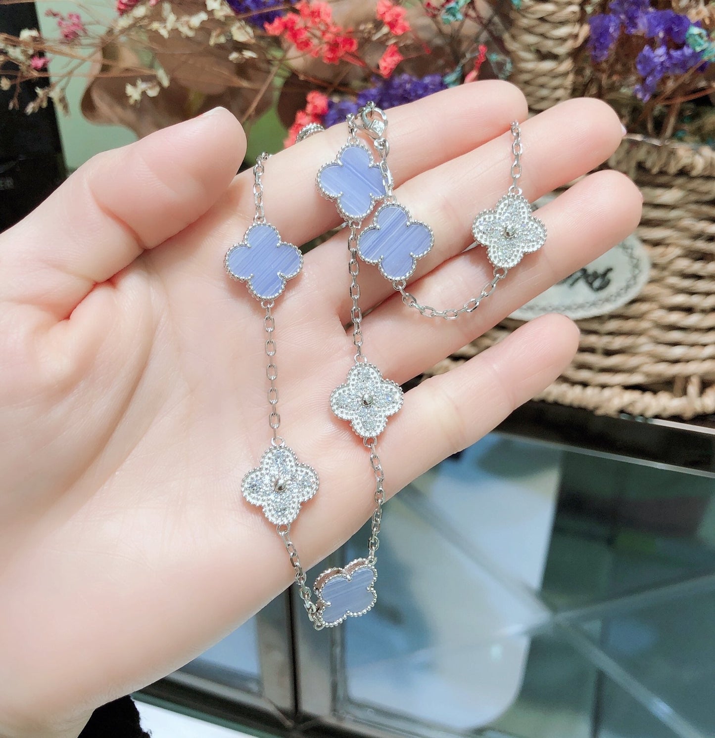 [Bijoux de luxe]CLOVERS LE COLLIER EN ARGENT À 10 MOTIFS CALCÉDOINE DIAMANTS