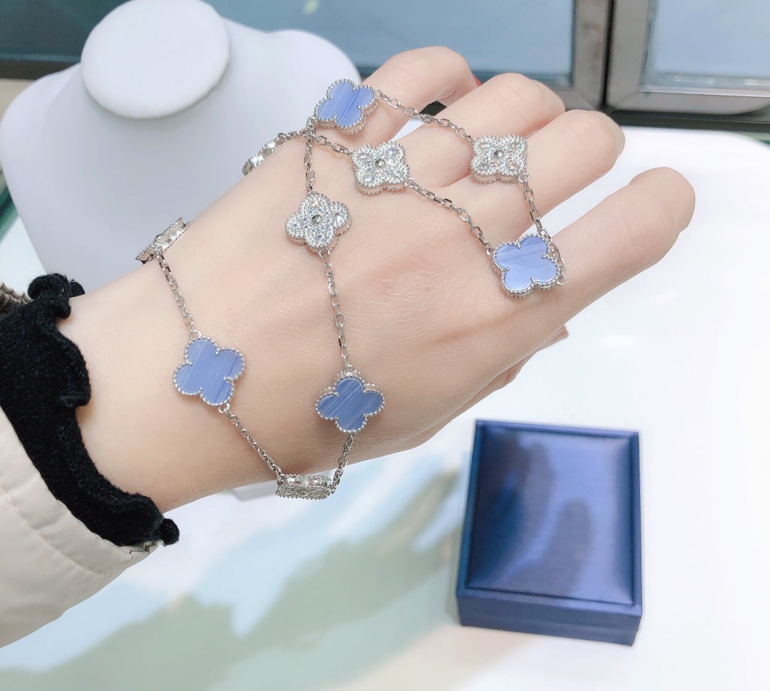 [Bijoux de luxe]CLOVERS LE COLLIER EN ARGENT À 10 MOTIFS CALCÉDOINE DIAMANTS
