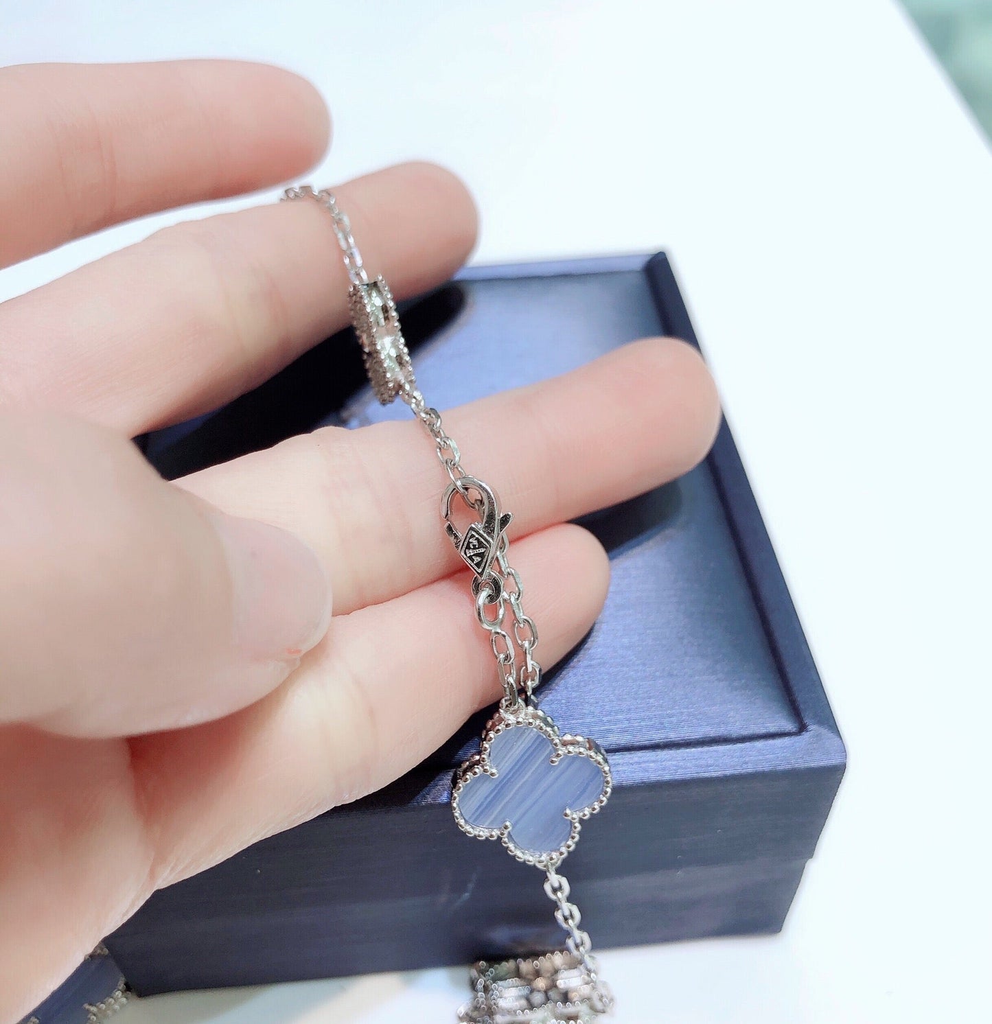 [Bijoux de luxe]CLOVERS LE COLLIER EN ARGENT À 10 MOTIFS CALCÉDOINE DIAMANTS