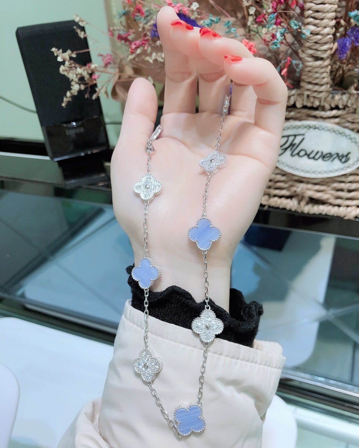 [Bijoux de luxe]CLOVERS LE COLLIER EN ARGENT À 10 MOTIFS CALCÉDOINE DIAMANTS