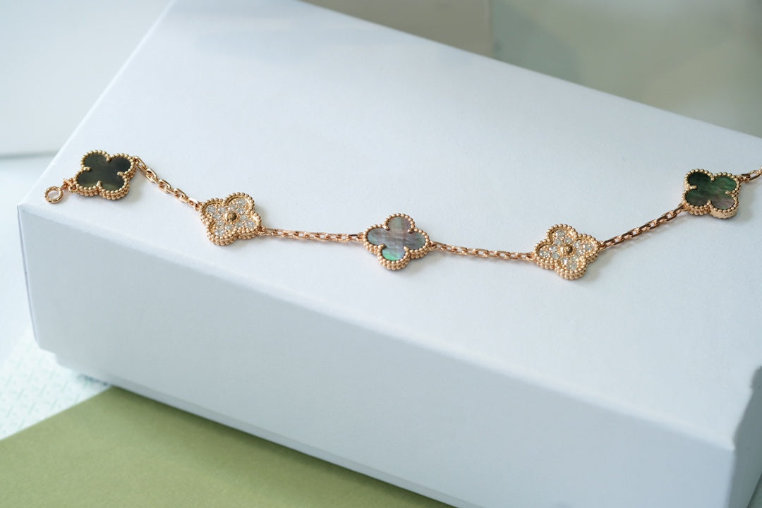 [Bijoux de luxe] BRACELET EN OR ROSE À 5 MOTIFS, NACRE FONCÉE ET DIAMANTS 