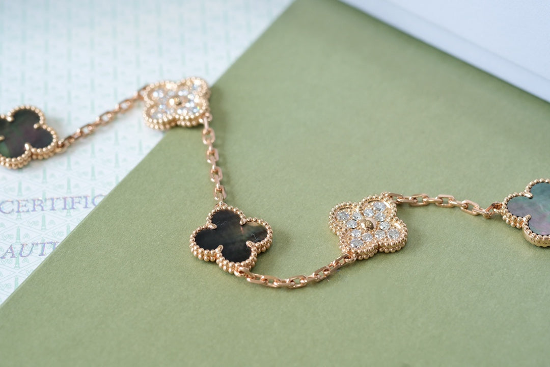 [Bijoux de luxe] BRACELET EN OR ROSE À 5 MOTIFS, NACRE FONCÉE ET DIAMANTS 