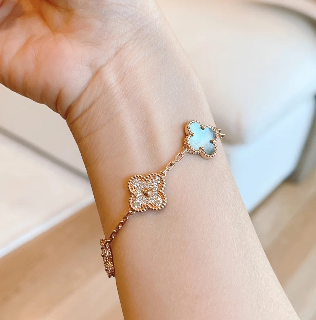 [Bijoux de luxe] BRACELET EN OR ROSE À 5 MOTIFS, NACRE FONCÉE ET DIAMANTS 